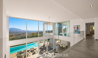 Villa de lujo contemporánea con elegante arquitectura moderna e impresionantes vistas en venta en Marbella Este 801181 