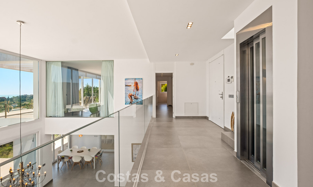 Villa de lujo contemporánea con elegante arquitectura moderna e impresionantes vistas en venta en Marbella Este 801182