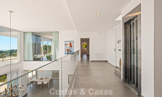 Villa de lujo contemporánea con elegante arquitectura moderna e impresionantes vistas en venta en Marbella Este 801182 