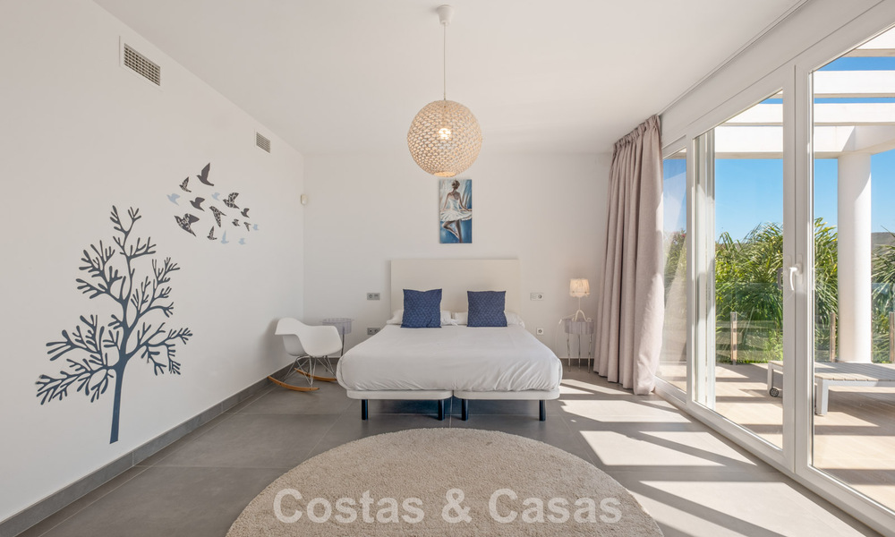 Villa de lujo contemporánea con elegante arquitectura moderna e impresionantes vistas en venta en Marbella Este 801183