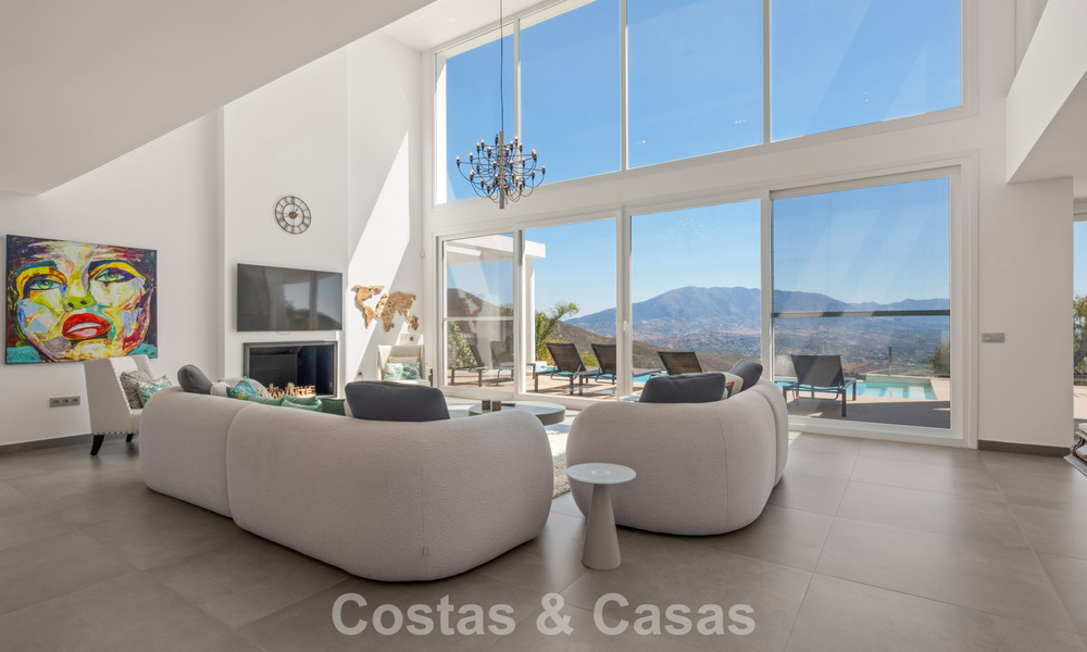 Villa de lujo contemporánea con elegante arquitectura moderna e impresionantes vistas en venta en Marbella Este 801187