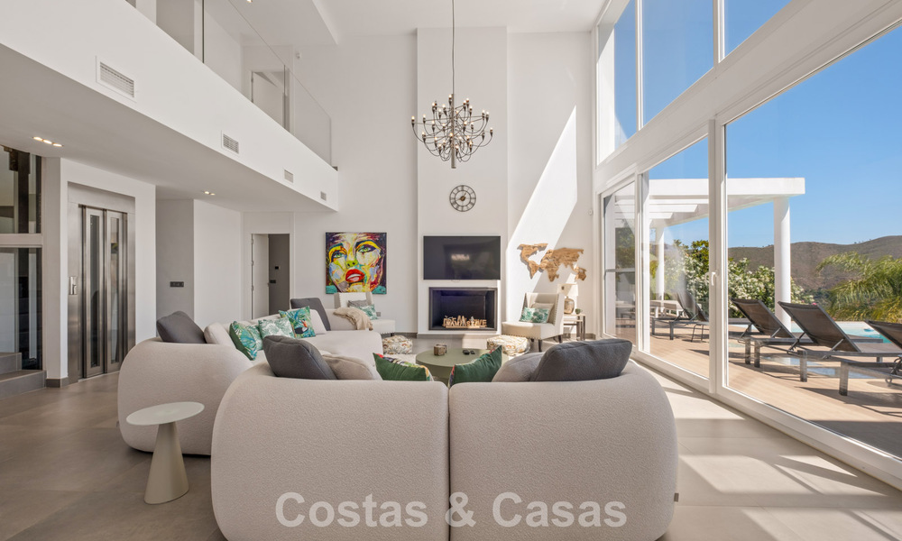 Villa de lujo contemporánea con elegante arquitectura moderna e impresionantes vistas en venta en Marbella Este 801189