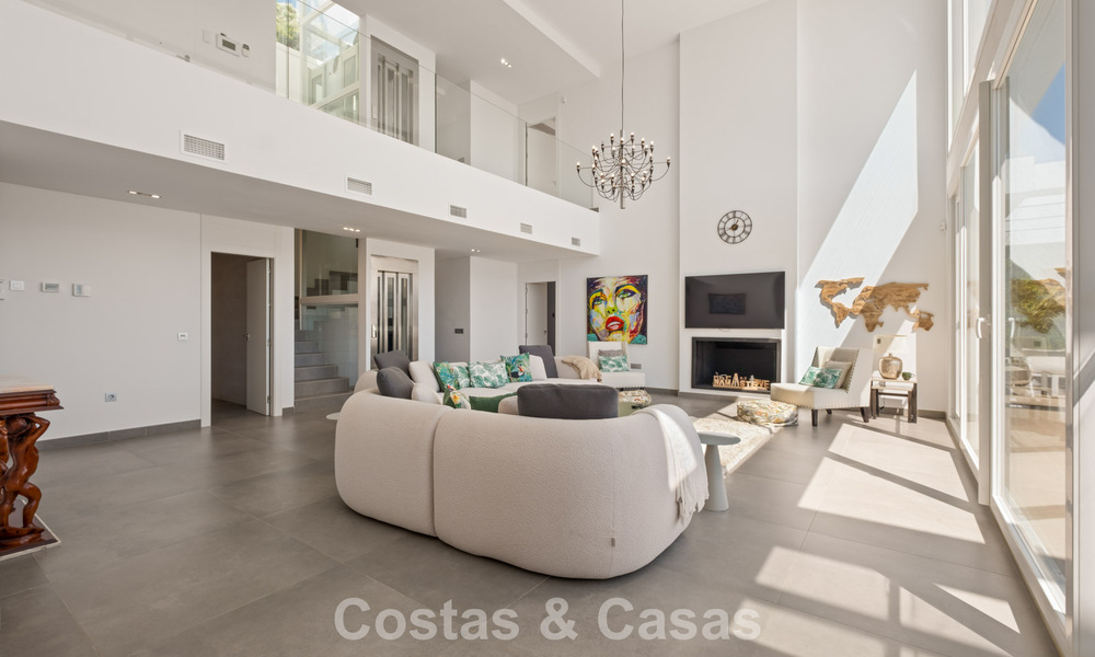Villa de lujo contemporánea con elegante arquitectura moderna e impresionantes vistas en venta en Marbella Este 801190