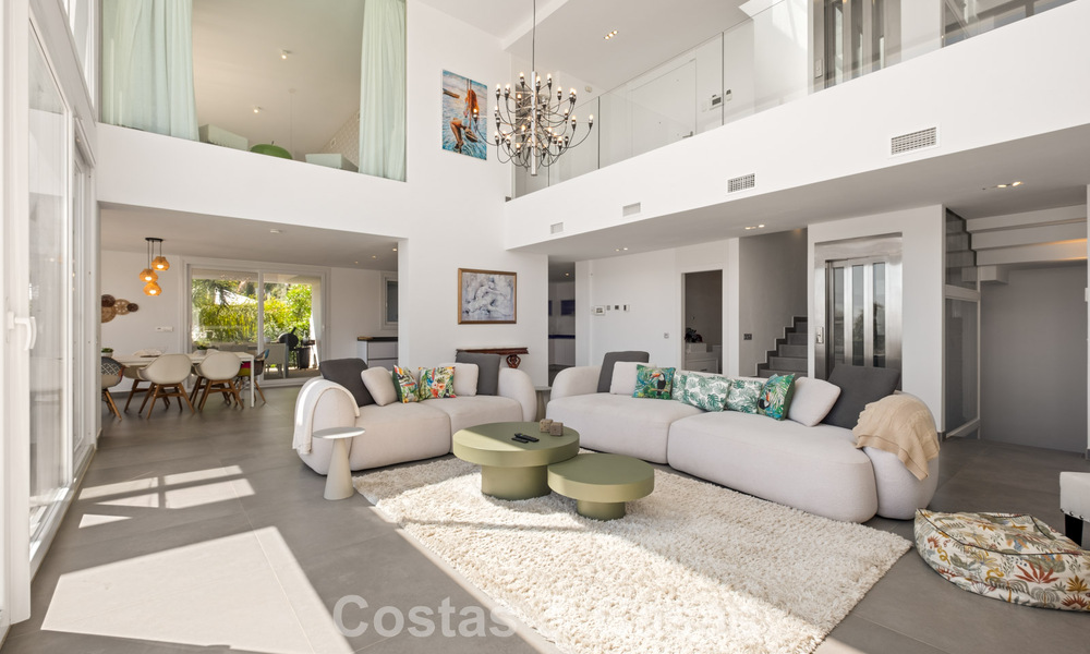 Villa de lujo contemporánea con elegante arquitectura moderna e impresionantes vistas en venta en Marbella Este 801191