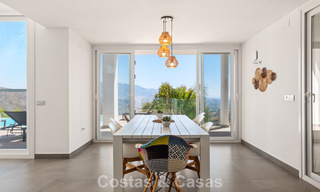 Villa de lujo contemporánea con elegante arquitectura moderna e impresionantes vistas en venta en Marbella Este 801194 