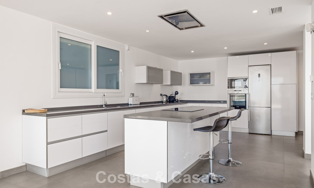 Villa de lujo contemporánea con elegante arquitectura moderna e impresionantes vistas en venta en Marbella Este 801195