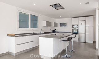 Villa de lujo contemporánea con elegante arquitectura moderna e impresionantes vistas en venta en Marbella Este 801195 