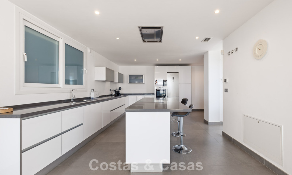 Villa de lujo contemporánea con elegante arquitectura moderna e impresionantes vistas en venta en Marbella Este 801196