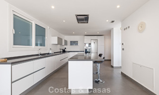 Villa de lujo contemporánea con elegante arquitectura moderna e impresionantes vistas en venta en Marbella Este 801196 