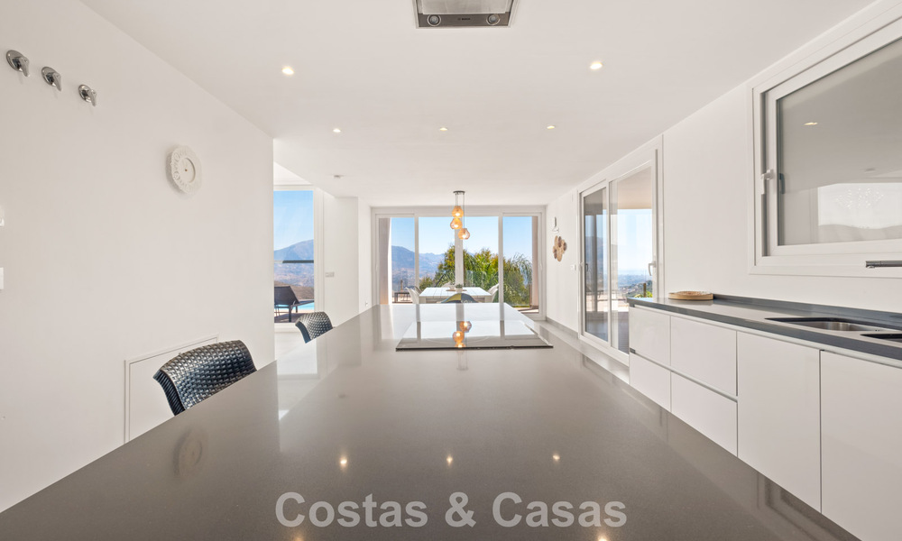 Villa de lujo contemporánea con elegante arquitectura moderna e impresionantes vistas en venta en Marbella Este 801198