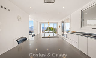 Villa de lujo contemporánea con elegante arquitectura moderna e impresionantes vistas en venta en Marbella Este 801198 