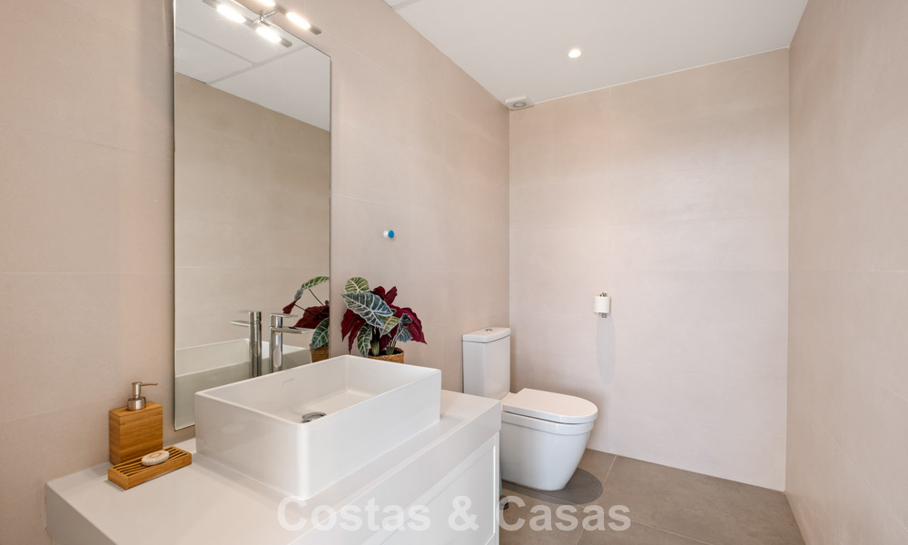 Villa de lujo contemporánea con elegante arquitectura moderna e impresionantes vistas en venta en Marbella Este 801199