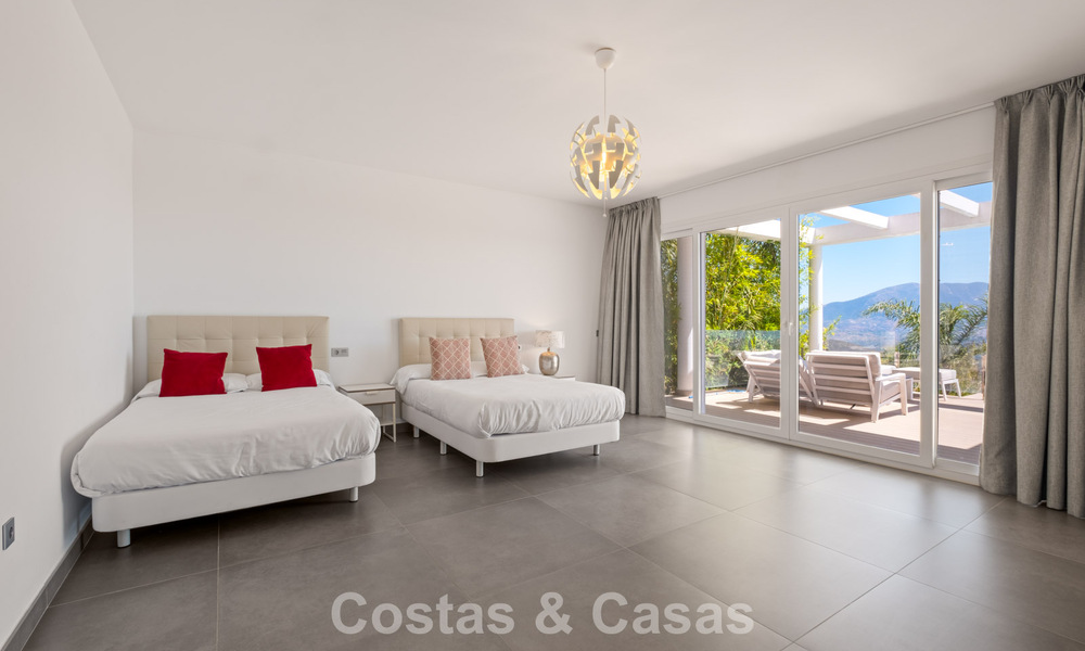 Villa de lujo contemporánea con elegante arquitectura moderna e impresionantes vistas en venta en Marbella Este 801200