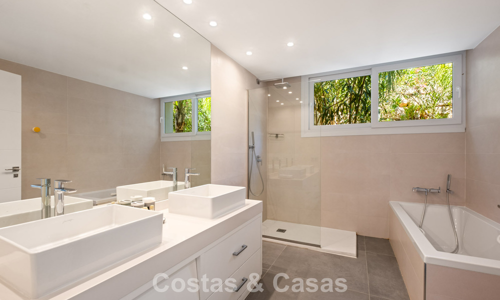 Villa de lujo contemporánea con elegante arquitectura moderna e impresionantes vistas en venta en Marbella Este 801202
