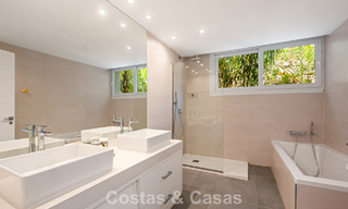 Villa de lujo contemporánea con elegante arquitectura moderna e impresionantes vistas en venta en Marbella Este 801202 