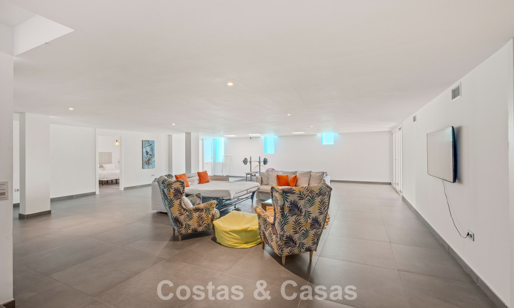 Villa de lujo contemporánea con elegante arquitectura moderna e impresionantes vistas en venta en Marbella Este 801204