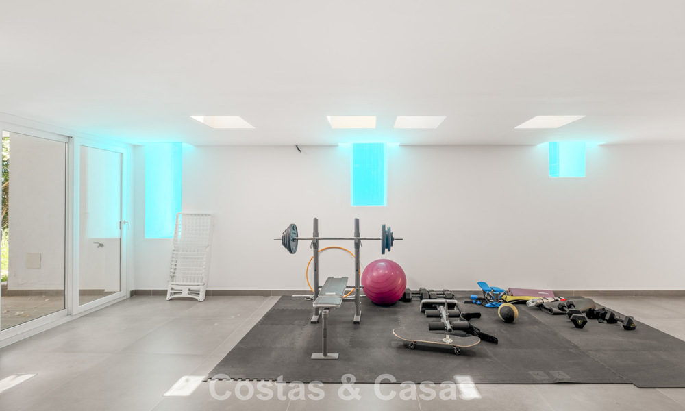 Villa de lujo contemporánea con elegante arquitectura moderna e impresionantes vistas en venta en Marbella Este 801205