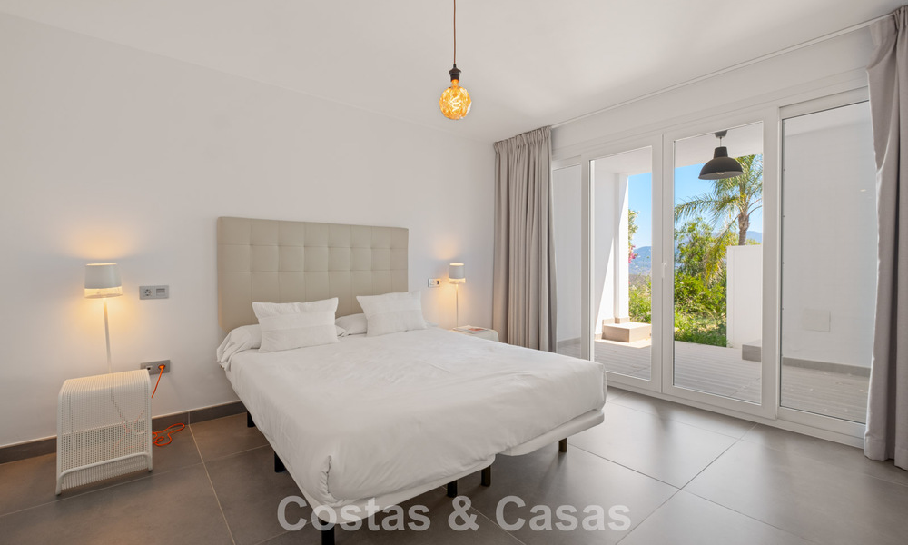 Villa de lujo contemporánea con elegante arquitectura moderna e impresionantes vistas en venta en Marbella Este 801208