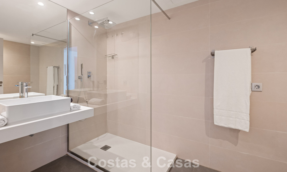 Villa de lujo contemporánea con elegante arquitectura moderna e impresionantes vistas en venta en Marbella Este 801209