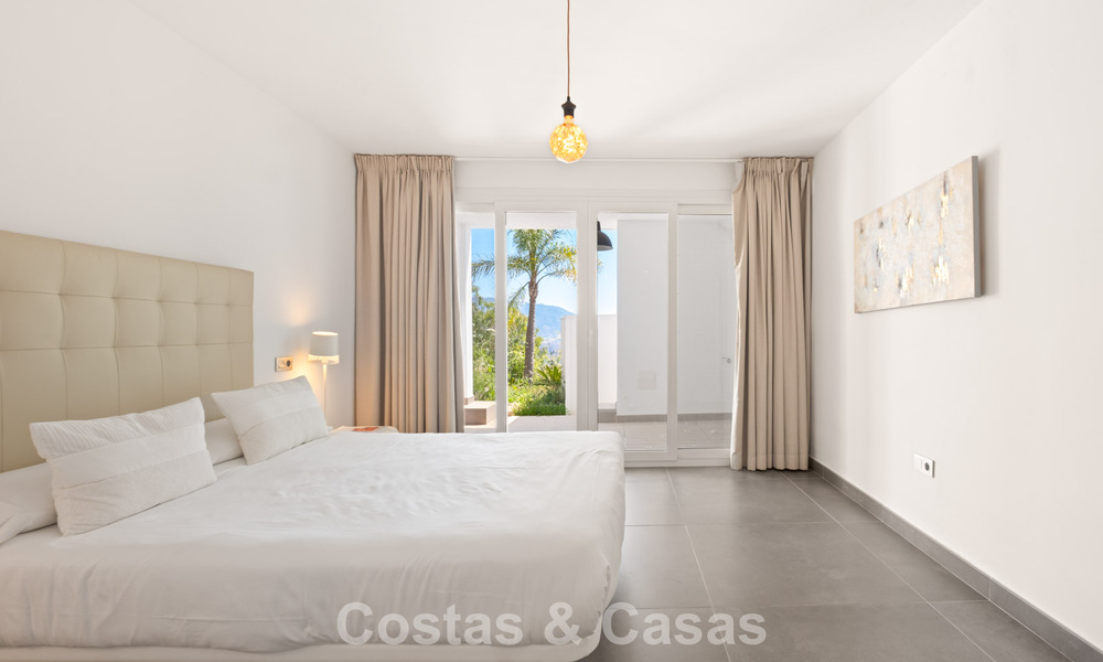Villa de lujo contemporánea con elegante arquitectura moderna e impresionantes vistas en venta en Marbella Este 801210