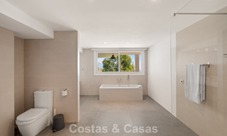 Villa de lujo contemporánea con elegante arquitectura moderna e impresionantes vistas en venta en Marbella Este 801211 