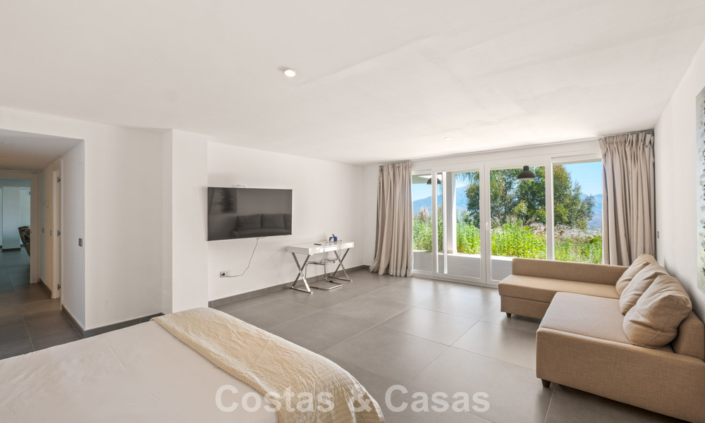 Villa de lujo contemporánea con elegante arquitectura moderna e impresionantes vistas en venta en Marbella Este 801213