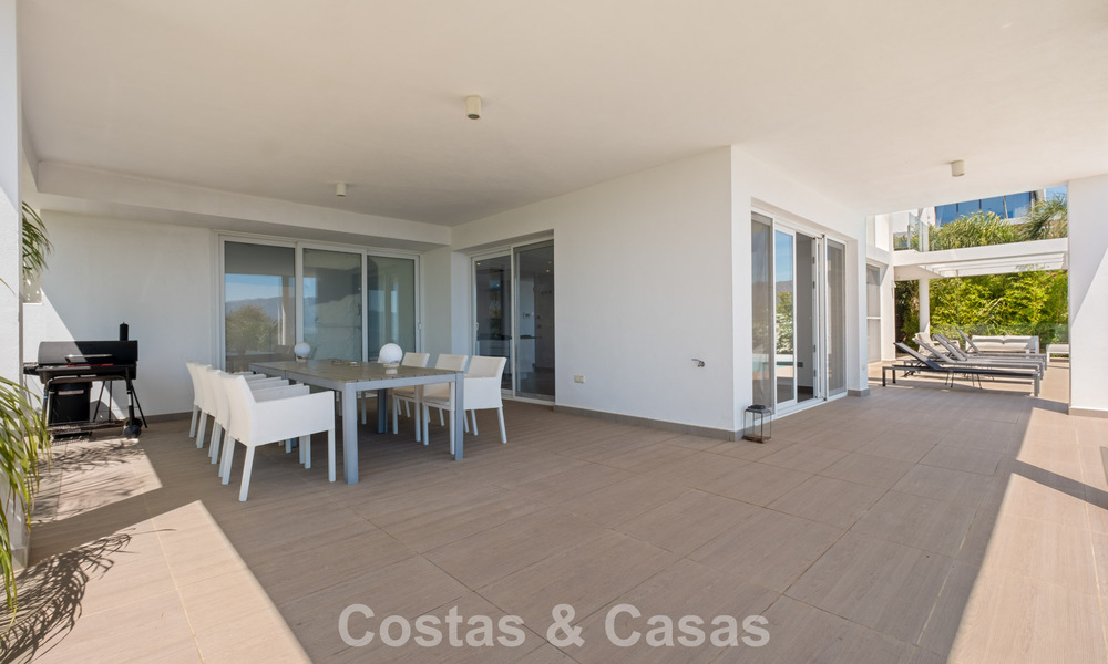 Villa de lujo contemporánea con elegante arquitectura moderna e impresionantes vistas en venta en Marbella Este 801215