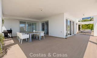 Villa de lujo contemporánea con elegante arquitectura moderna e impresionantes vistas en venta en Marbella Este 801215 