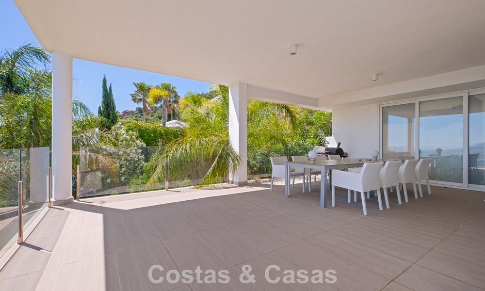 Villa de lujo contemporánea con elegante arquitectura moderna e impresionantes vistas en venta en Marbella Este 801216