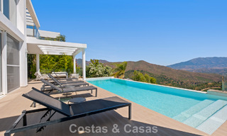 Villa de lujo contemporánea con elegante arquitectura moderna e impresionantes vistas en venta en Marbella Este 801219 