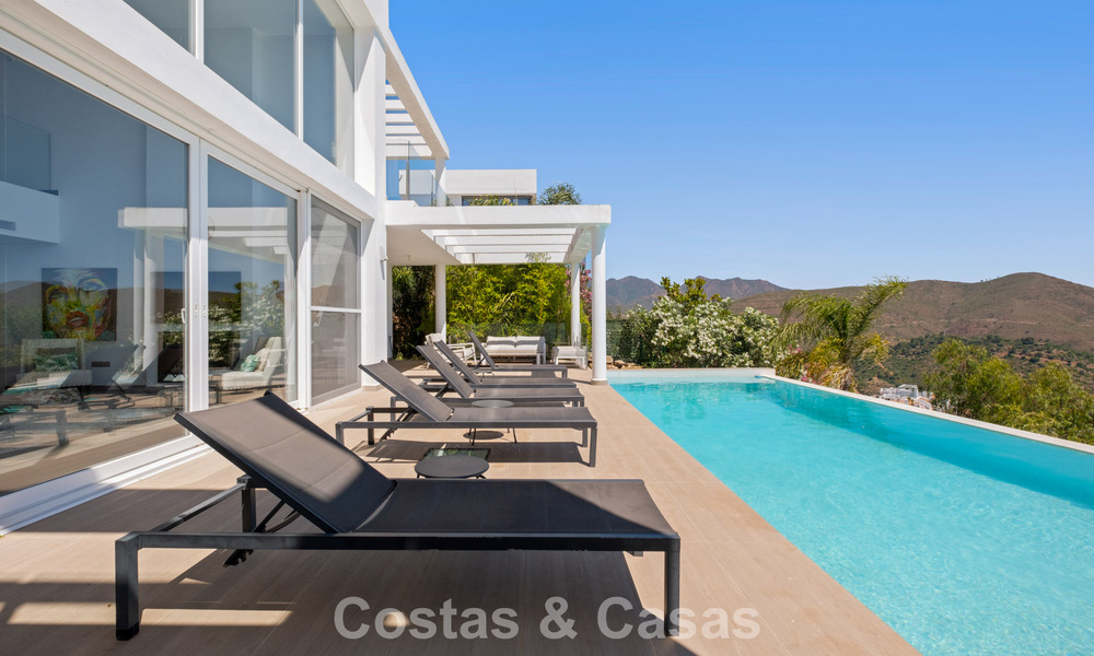 Villa de lujo contemporánea con elegante arquitectura moderna e impresionantes vistas en venta en Marbella Este 801220