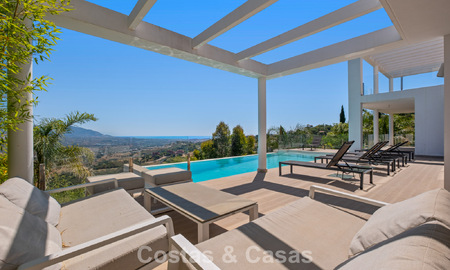Villa de lujo contemporánea con elegante arquitectura moderna e impresionantes vistas en venta en Marbella Este 801222