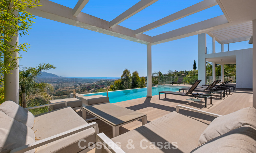 Villa de lujo contemporánea con elegante arquitectura moderna e impresionantes vistas en venta en Marbella Este 801222