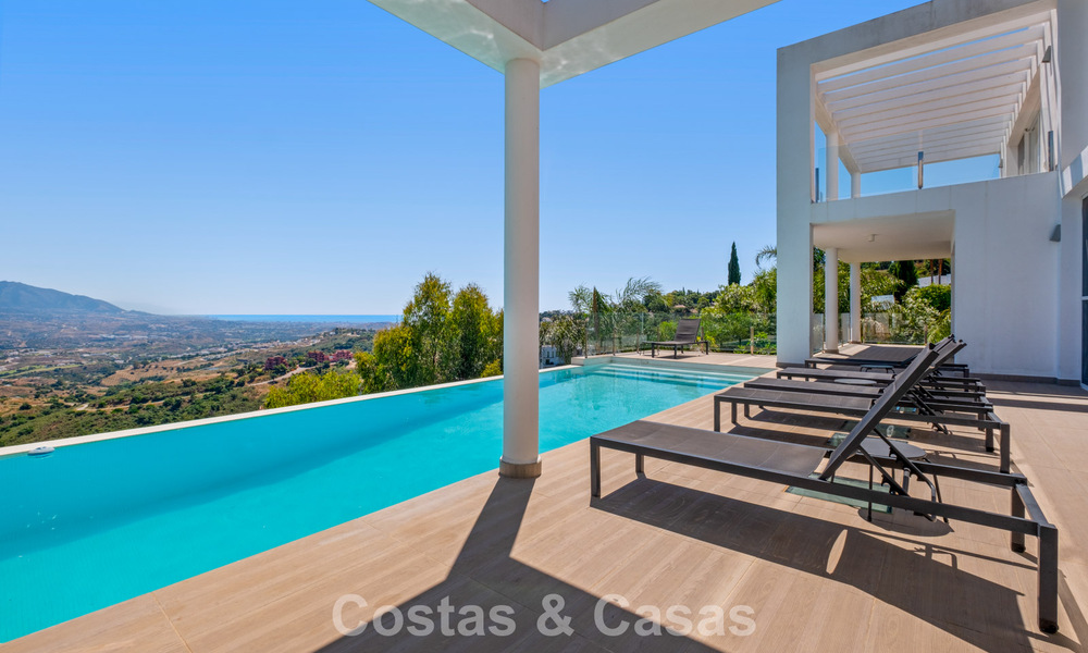 Villa de lujo contemporánea con elegante arquitectura moderna e impresionantes vistas en venta en Marbella Este 801224