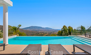 Villa de lujo contemporánea con elegante arquitectura moderna e impresionantes vistas en venta en Marbella Este 801225 