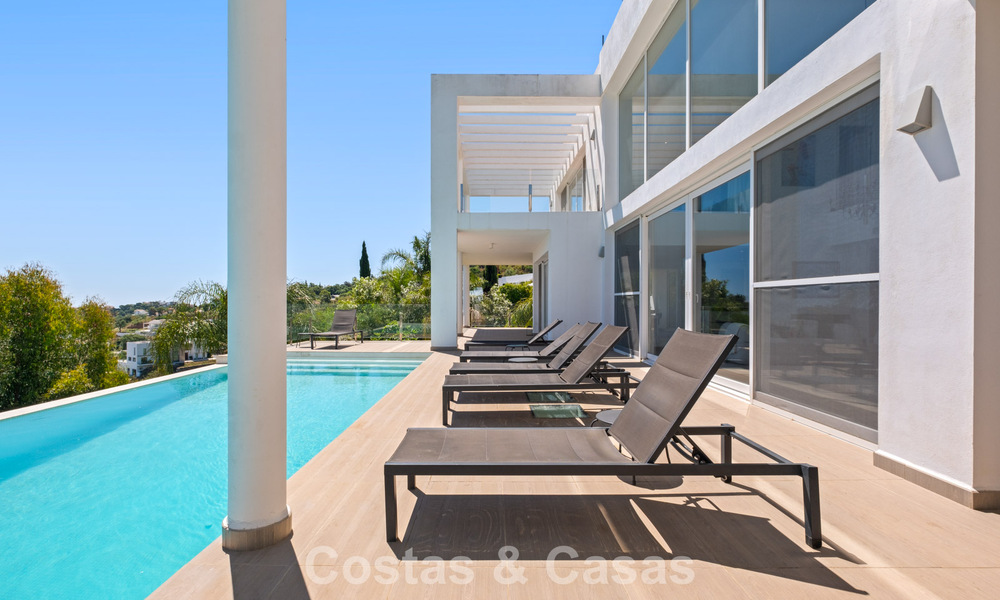Villa de lujo contemporánea con elegante arquitectura moderna e impresionantes vistas en venta en Marbella Este 801226