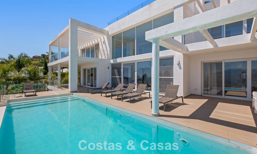 Villa de lujo contemporánea con elegante arquitectura moderna e impresionantes vistas en venta en Marbella Este 801227