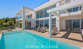 Villa de lujo contemporánea con elegante arquitectura moderna e impresionantes vistas en venta en Marbella Este 801227 