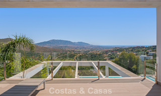 Villa de lujo contemporánea con elegante arquitectura moderna e impresionantes vistas en venta en Marbella Este 801228 
