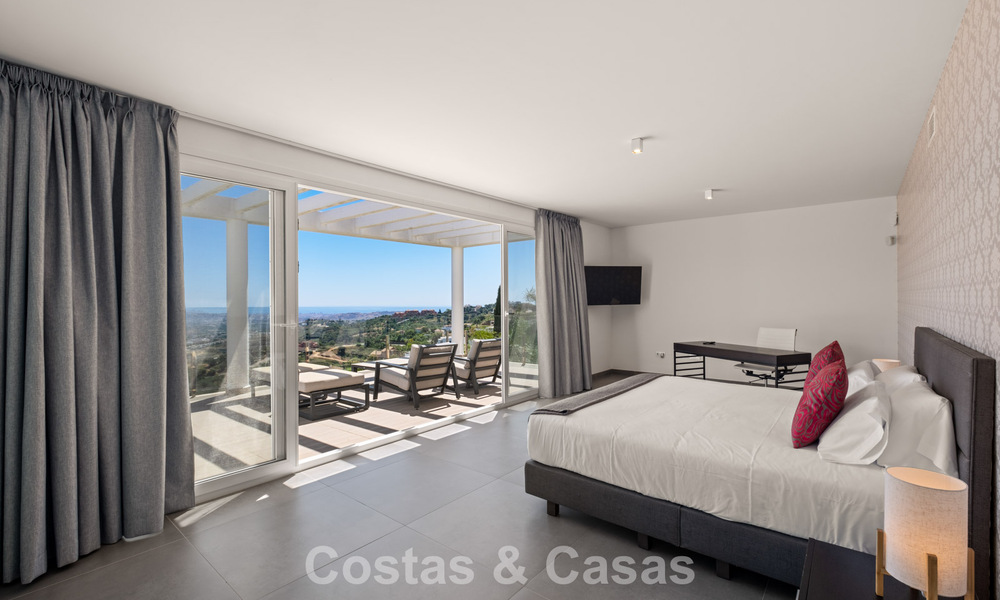 Villa de lujo contemporánea con elegante arquitectura moderna e impresionantes vistas en venta en Marbella Este 801233