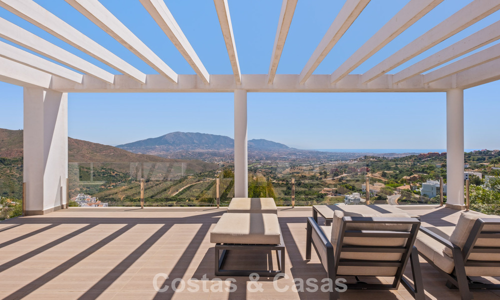 Villa de lujo contemporánea con elegante arquitectura moderna e impresionantes vistas en venta en Marbella Este 801235