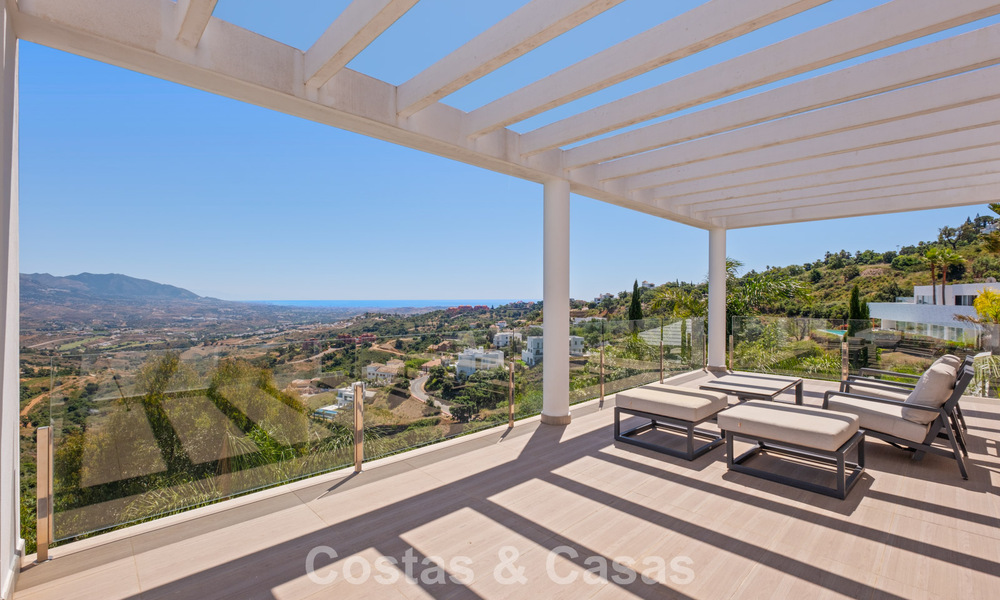 Villa de lujo contemporánea con elegante arquitectura moderna e impresionantes vistas en venta en Marbella Este 801237