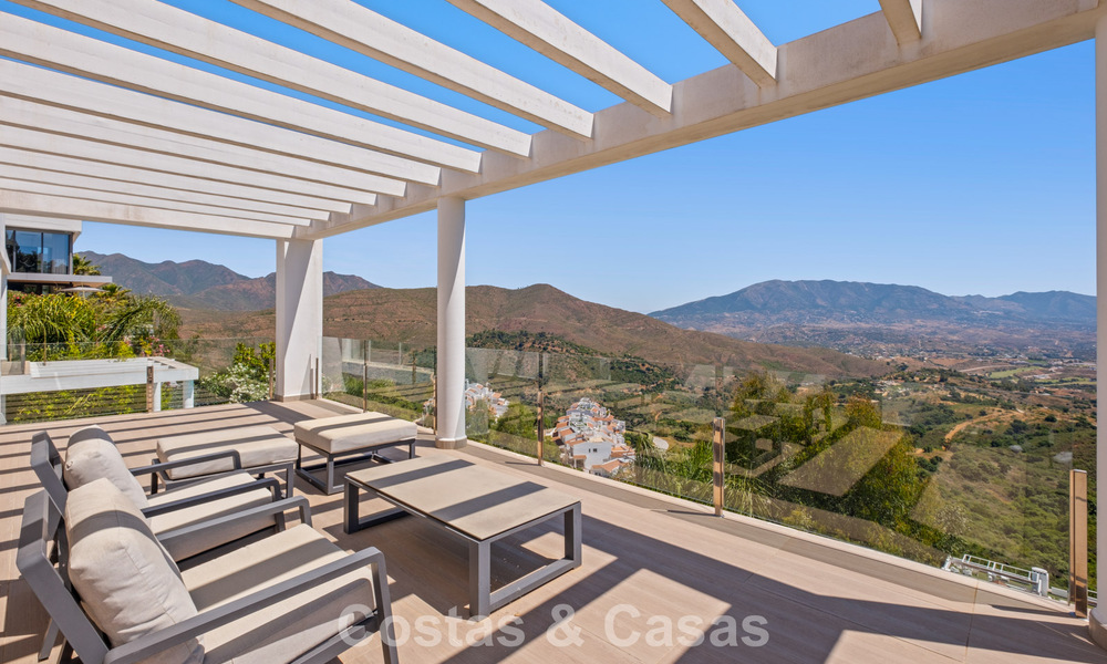 Villa de lujo contemporánea con elegante arquitectura moderna e impresionantes vistas en venta en Marbella Este 801240