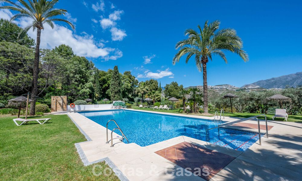 Apartamento luminoso, contemporáneo y reformado con vistas al mar en venta en las colinas de La Quinta, Marbella - Benahavís 801292