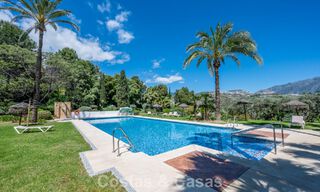 Apartamento luminoso, contemporáneo y reformado con vistas al mar en venta en las colinas de La Quinta, Marbella - Benahavís 801292 