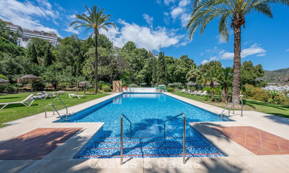 Apartamento luminoso, contemporáneo y reformado con vistas al mar en venta en las colinas de La Quinta, Marbella - Benahavís 801293
