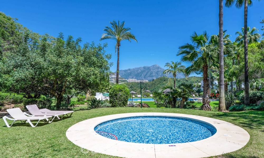 Apartamento luminoso, contemporáneo y reformado con vistas al mar en venta en las colinas de La Quinta, Marbella - Benahavís 801294