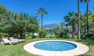 Apartamento luminoso, contemporáneo y reformado con vistas al mar en venta en las colinas de La Quinta, Marbella - Benahavís 801294 