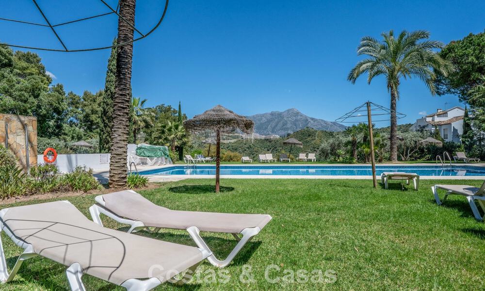 Apartamento luminoso, contemporáneo y reformado con vistas al mar en venta en las colinas de La Quinta, Marbella - Benahavís 801295