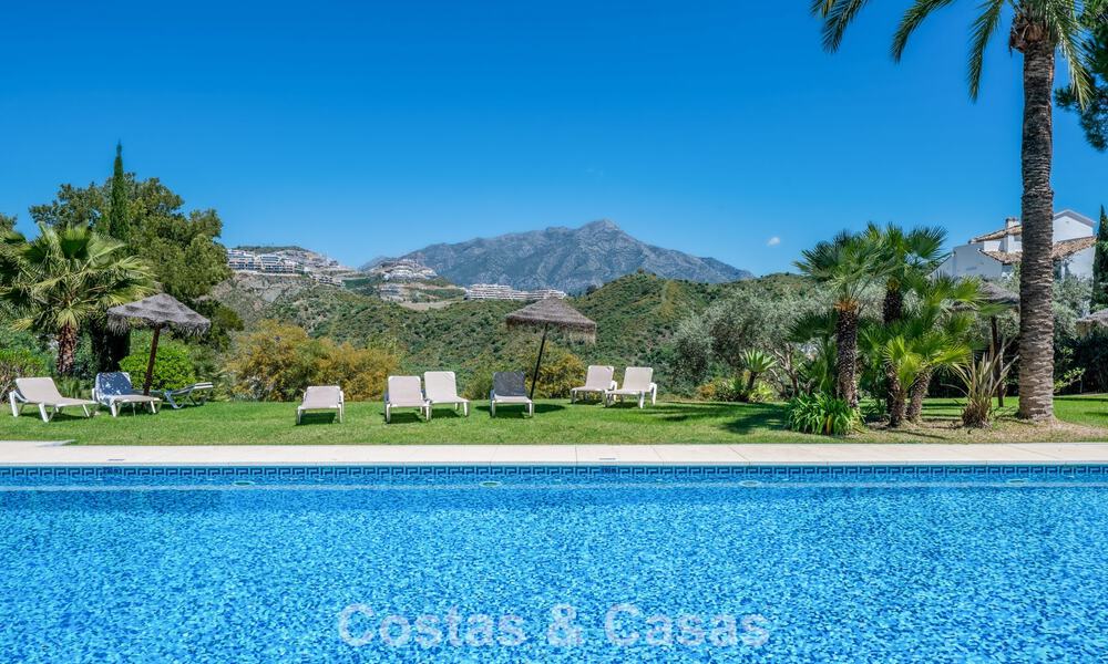 Apartamento luminoso, contemporáneo y reformado con vistas al mar en venta en las colinas de La Quinta, Marbella - Benahavís 801296